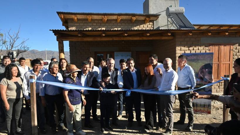 Jaldo entregó 24 viviendas en Amaicha del Valle