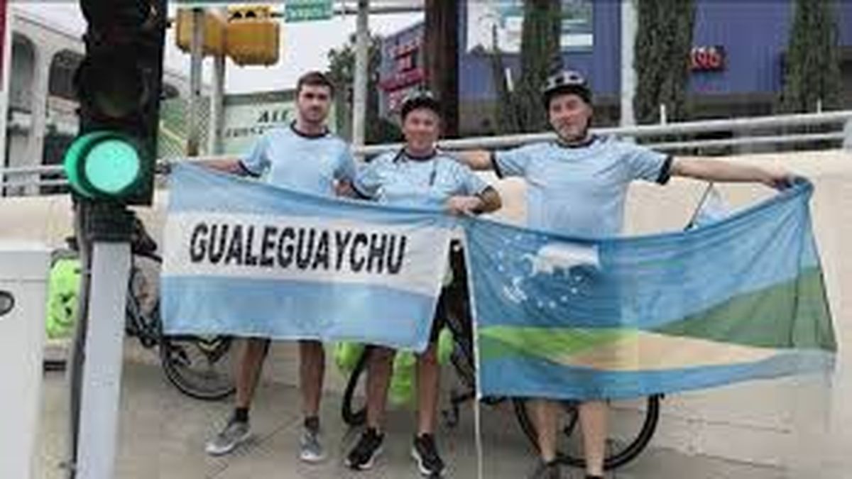 Viajaron en bicicleta rumbo al Mundial y los recibieron Lionel Scaloni y el Chiqui Tapia