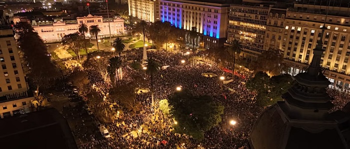 una multitud lo despide en todo el país