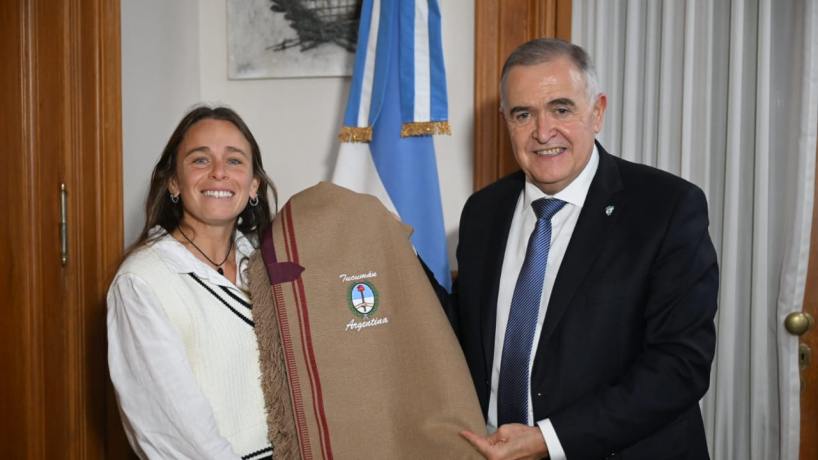 Jaldo recibió a Victoria Sauze, la primera tucumana campeona del mundo con Las Leonas