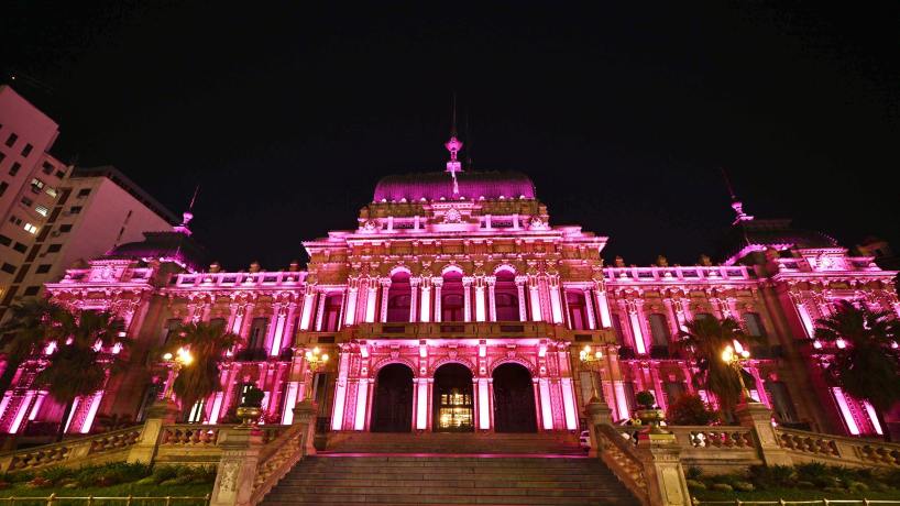 La Casa de Gobierno se iluminó de rosa para concientizar sobre el cáncer de mama